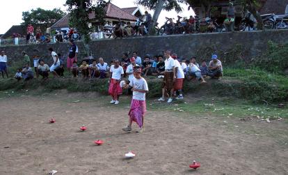 Lombok - Pinggasela,Compétition de toupie A Découvrir en Indonésie - Les Toupies Géantes