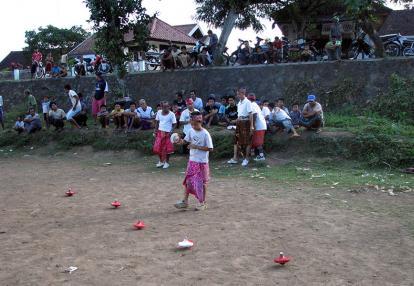 Lombok - Pinggasela,Compétition de toupie A Découvrir en Indonésie - Les Toupies Géantes