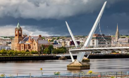 Derry - The Peace Bridge and Guild Hall A Découvrir en Irlande - Derry