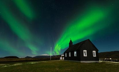 Northern Lights over The Black Church Budir A Découvrir en Islande - Les Aurores Boréales
