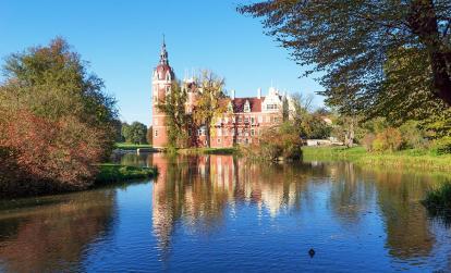 Muskau Palace reflété dans le lac Lusace A Découvrir en Pologne - Parc de Muskau