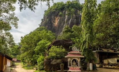 Mount with ancient Buddhist temple in Mulkirigala A Découvrir au Sri Lanka - Mulkirigala