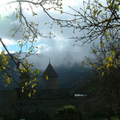 Contre-jou​r sur le monastère de Tatev ©Rose et Gérard R.- Tous Droits réservés