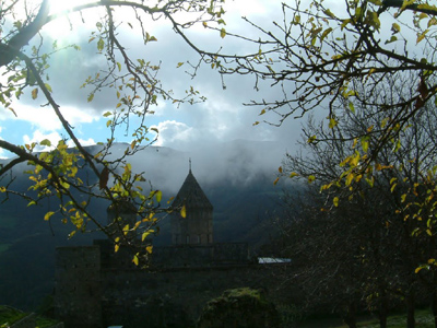 Contre-jou​r sur le monastère de Tatev ©Rose et Gérard R.- Tous Droits réservés