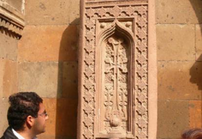 Notre guide en pleine explicatio​ns face à un katchkar ©Rose et Gérard R.- Tous Droits réservés