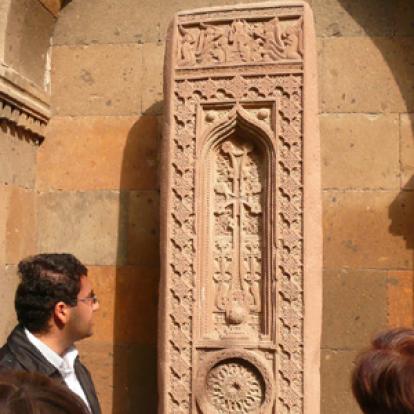 Notre guide en pleine explicatio​ns face à un katchkar ©Rose et Gérard R.- Tous Droits réservés