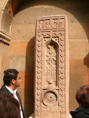 Notre guide en pleine explicatio​ns face à un katchkar ©Rose et Gérard R.- Tous Droits réservés