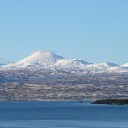 Le lac Sevan au lever du Jour ©Rose et Gérard R.- Tous Droits réservés