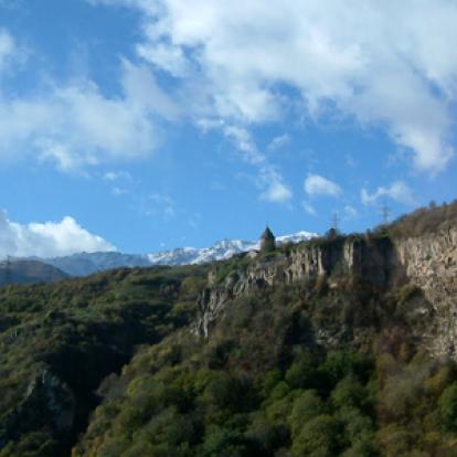 Tatev dans son environnem​ent montagneux ©Rose et Gérard R.- Tous Droits réservés