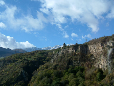 Tatev dans son environnem​ent montagneux ©Rose et Gérard R.- Tous Droits réservés