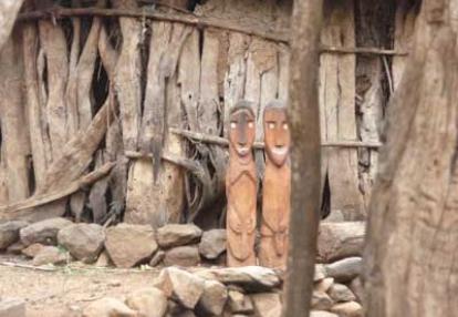 Village Konso deux waka devant une maison traditionnelle