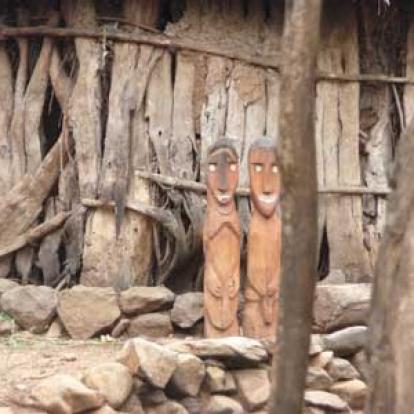 Village Konso deux waka devant une maison traditionnelle