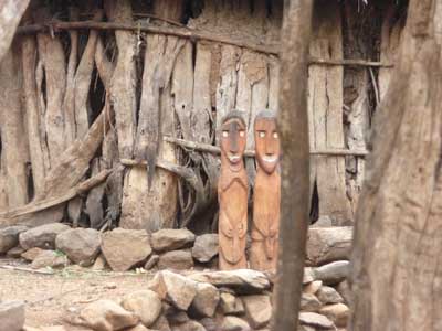 Village Konso deux waka devant une maison traditionnelle