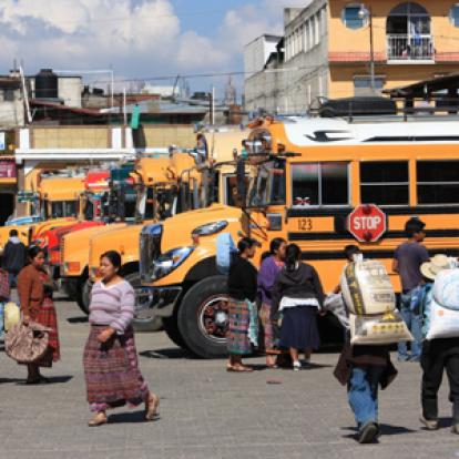 Gare De Chicken Bus Voyage au Guatemala d'Alexis