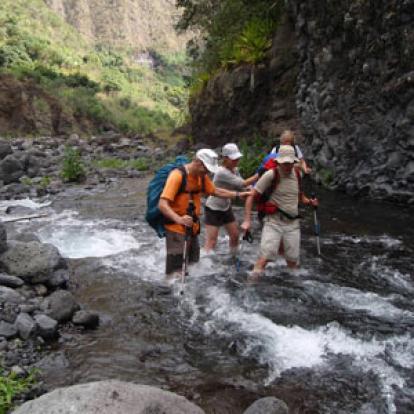 Trek à la Réunion la remontée de la rivière Bras de la Plaine