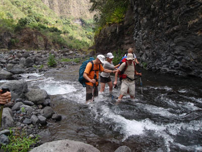 Trek à la Réunion la remontée de la rivière Bras de la Plaine