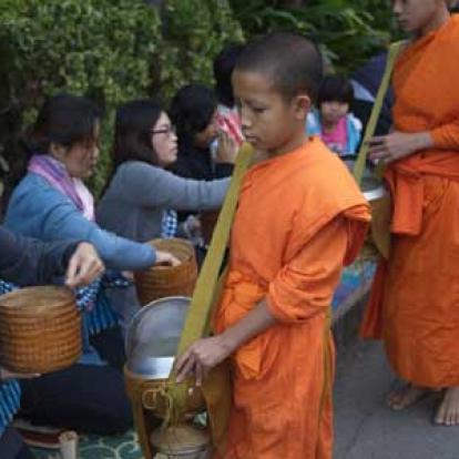 ©Groupe Marie-Claude V. - Tous Droits Réservés Offrandes matinales aux moines à Luang Prabang