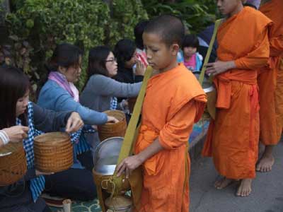 ©Groupe Marie-Claude V. - Tous Droits réservés Offrandes matinales aux moines à Luang Prabang