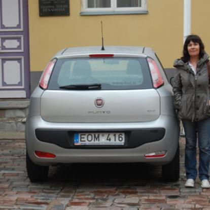  à côté de la voiture de location , devant l’hotel “old meriton town”