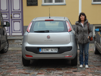  à côté de la voiture de location , devant l’hotel “old meriton town”