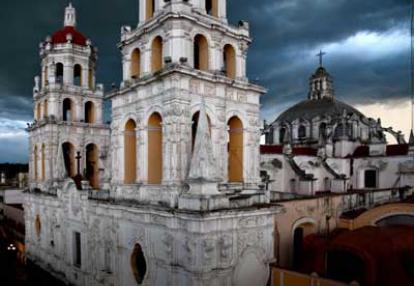 Puebla - Lumière du soir sur le Templo de la Compania depuis le toit de l'hôtel Colonial