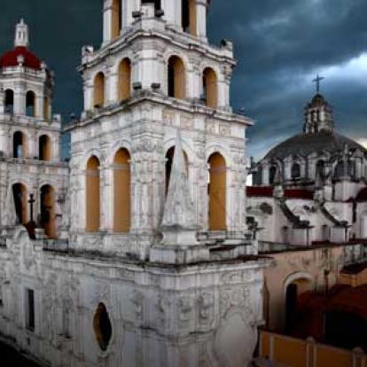 ©Daniel M. - Tous Droits Réservés Puebla - Lumière du soir sur le Templo de la Compania depuis le toit de l'hôtel Colonial