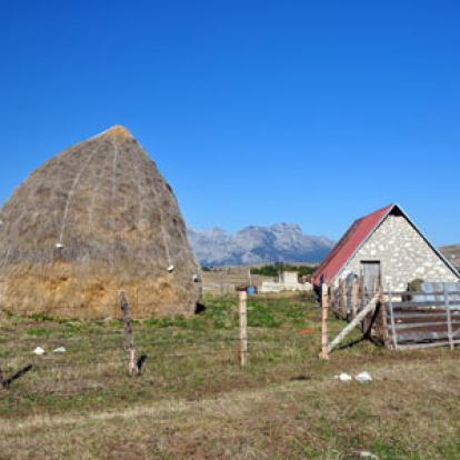 ©Marie-France B. - Tous Droits Réservés Meule de foin dans le parc national Durmitor