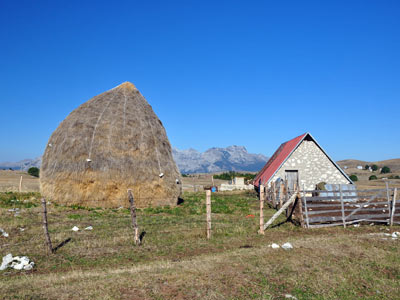 ©Marie-France B. - Tous Droits réservés Meule de foin dans le parc national Durmitor