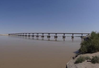 Pont sur l'Amou Daria, le fleuve qui traverse le désert