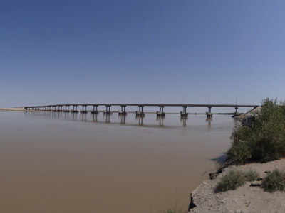 Pont sur l'Amou Daria, le fleuve qui traverse le désert