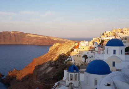 ©Pierre L. - Tous Droits réservés Voyage à Santorin de Brigitte