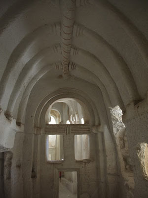 ©Marie-Claude V. - Tous Droits réservés Vallée des Epées Eglise aux colonnes